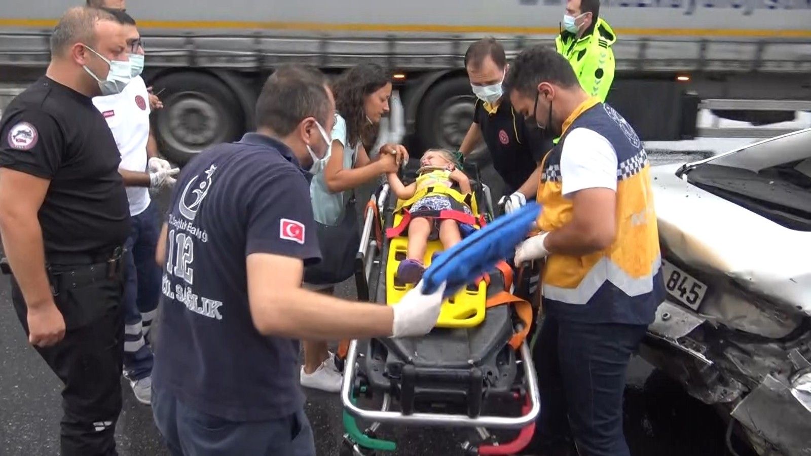 Freni boşaldı, ışıkta bekleyen araca çarptı: 2'si çocuk 6 yaralı