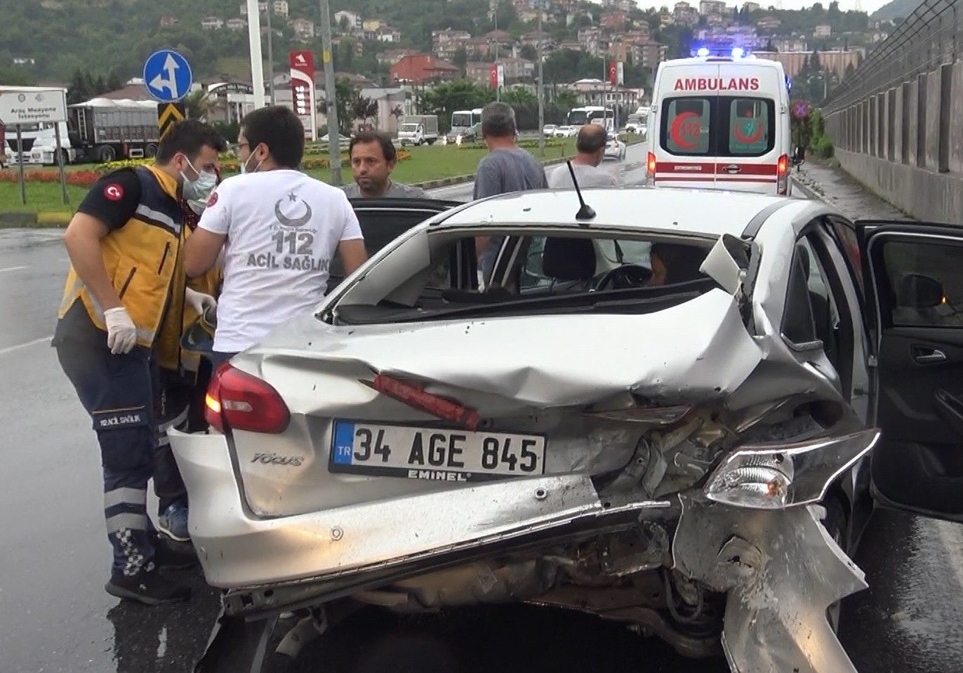 Freni boşaldı, ışıkta bekleyen araca çarptı: 2'si çocuk 6 yaralı
