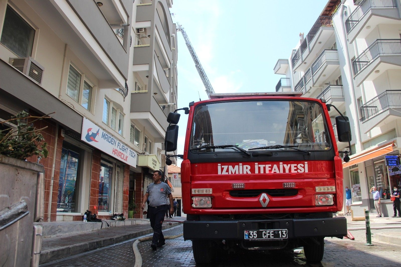 İzmir'de 6 katlı binada yangın paniği