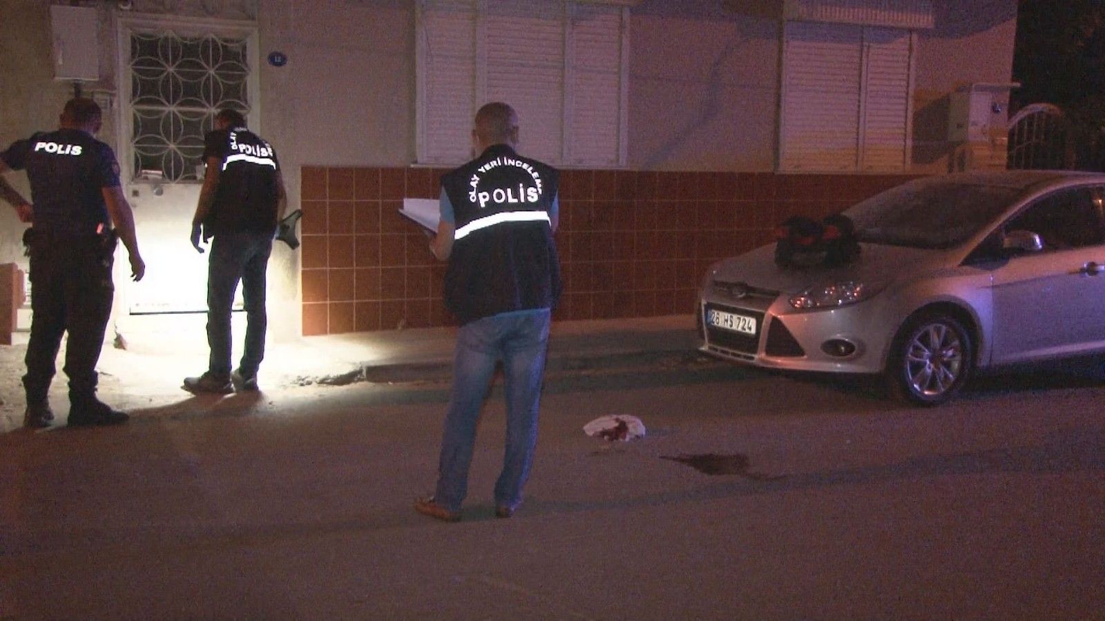 İzmir'de sokakta boynundan silahla vurdular
