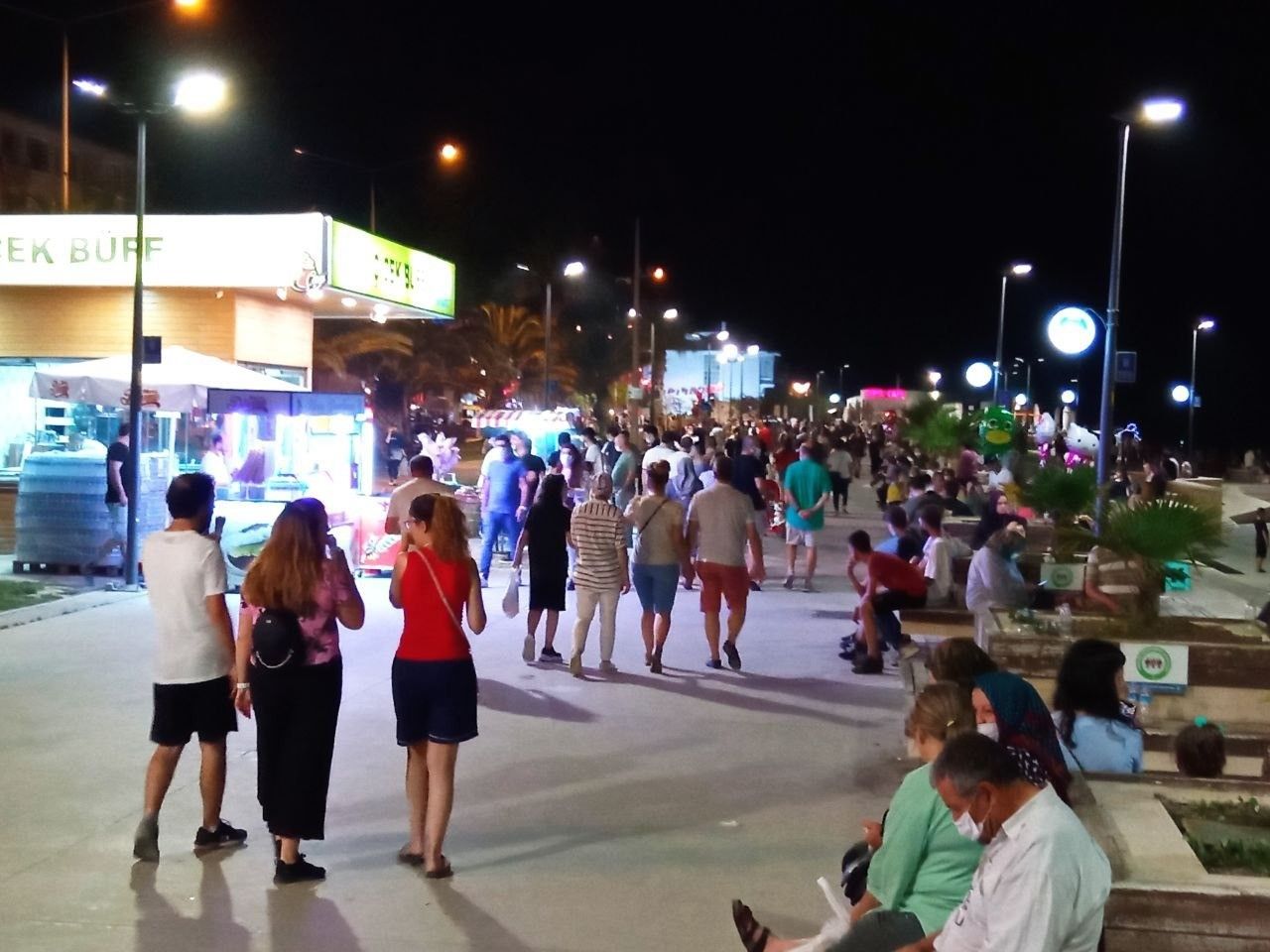 Kısıtlamalar sona ermesiyle sahil kenarları doldu