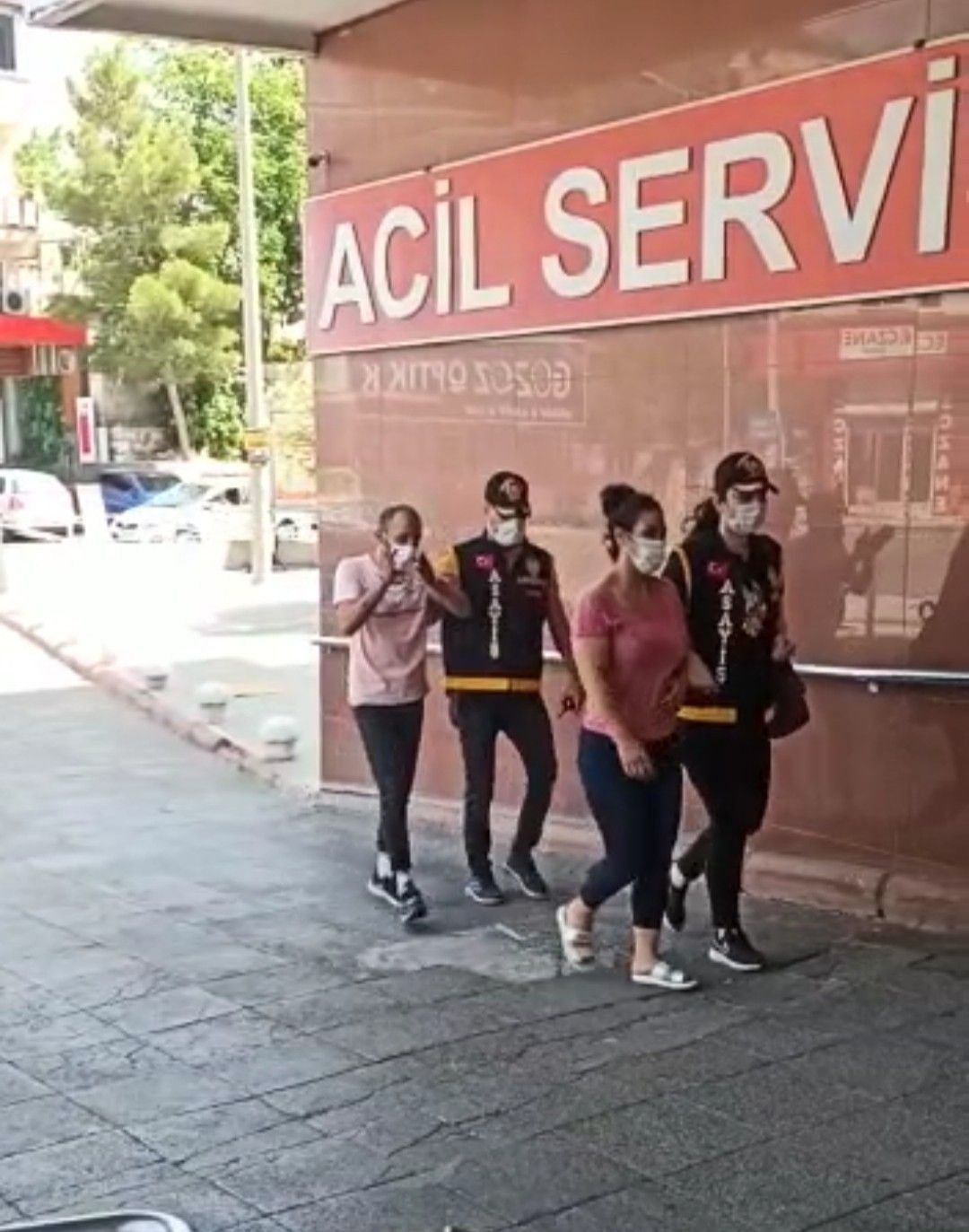Kuyumcuya sahte altın satmaya kalktılar