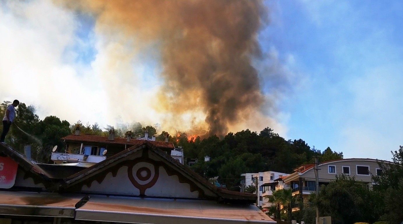Marmaris'te otel ve evler tahliye ediliyor