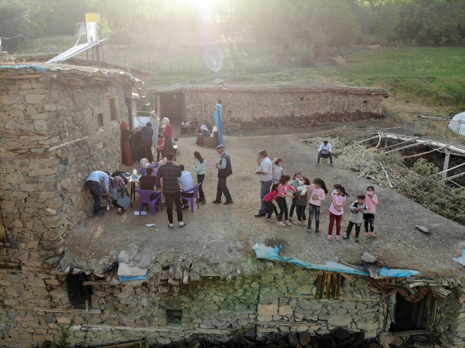 Sağlıkçılar, dağ-bayır, patikaları aşarak aşı yapıyor