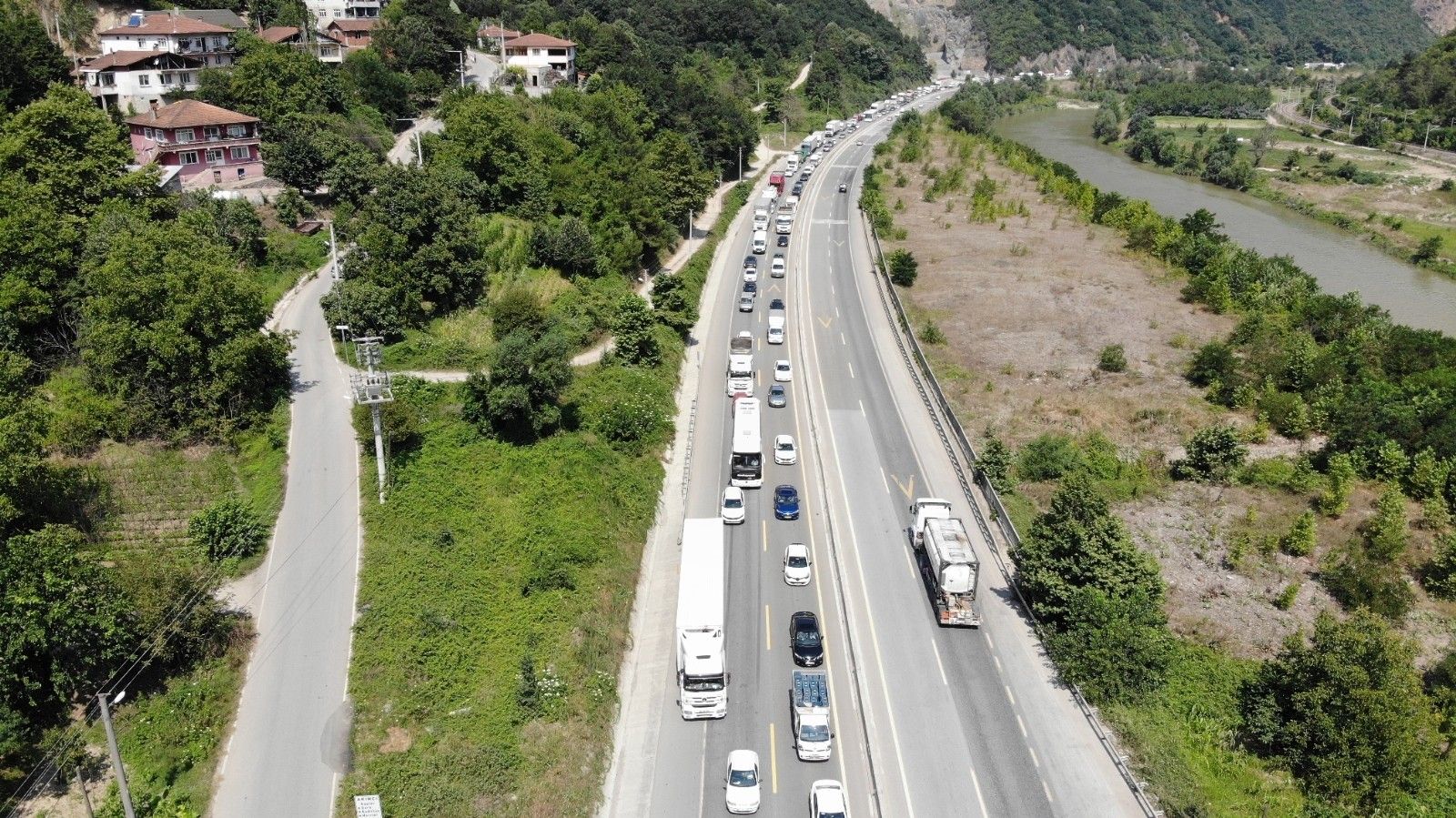 Tıra arkadan çarptı D-650 karayolunu kilitledi: 3 yaralı