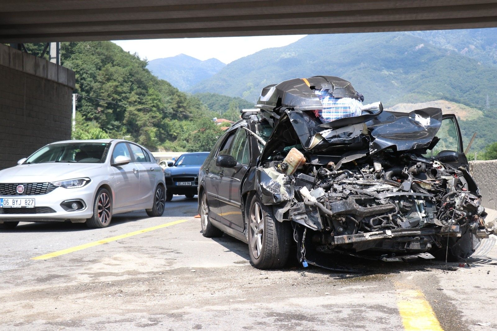 Tıra arkadan çarptı D-650 karayolunu kilitledi: 3 yaralı