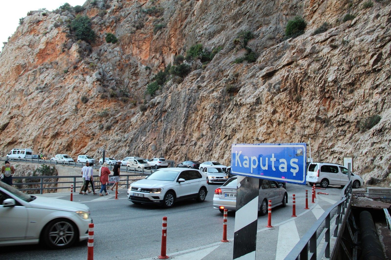 Kaputaş'ta uzun araç kuyrukları oluştu