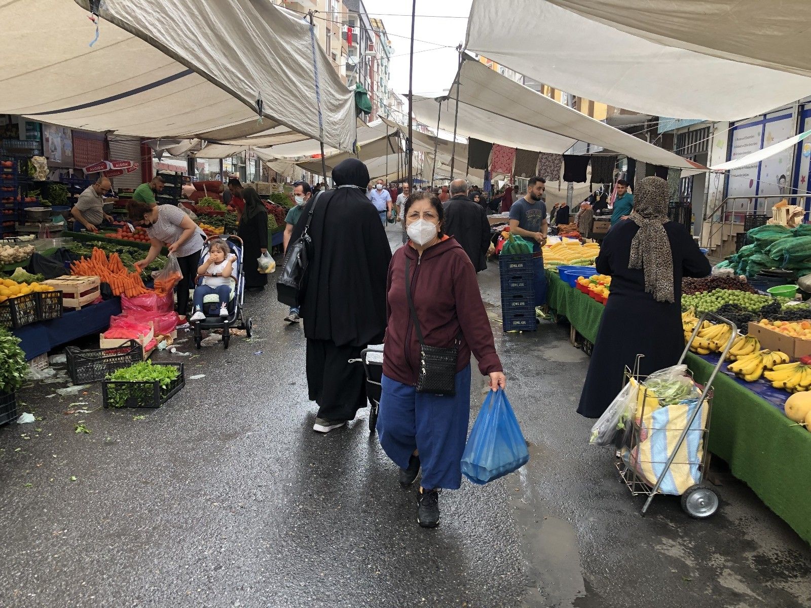 Yağmur yağsa da pazar tezgahları boş kalmadı