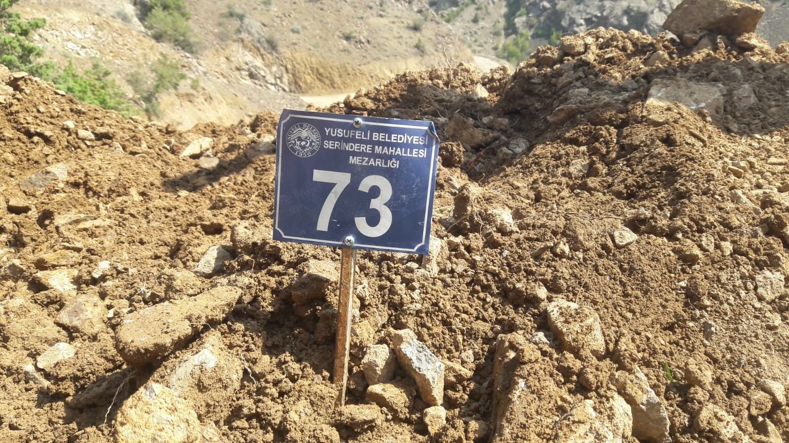 10 yıl önce kaybettiği eşini yeniden defnetti