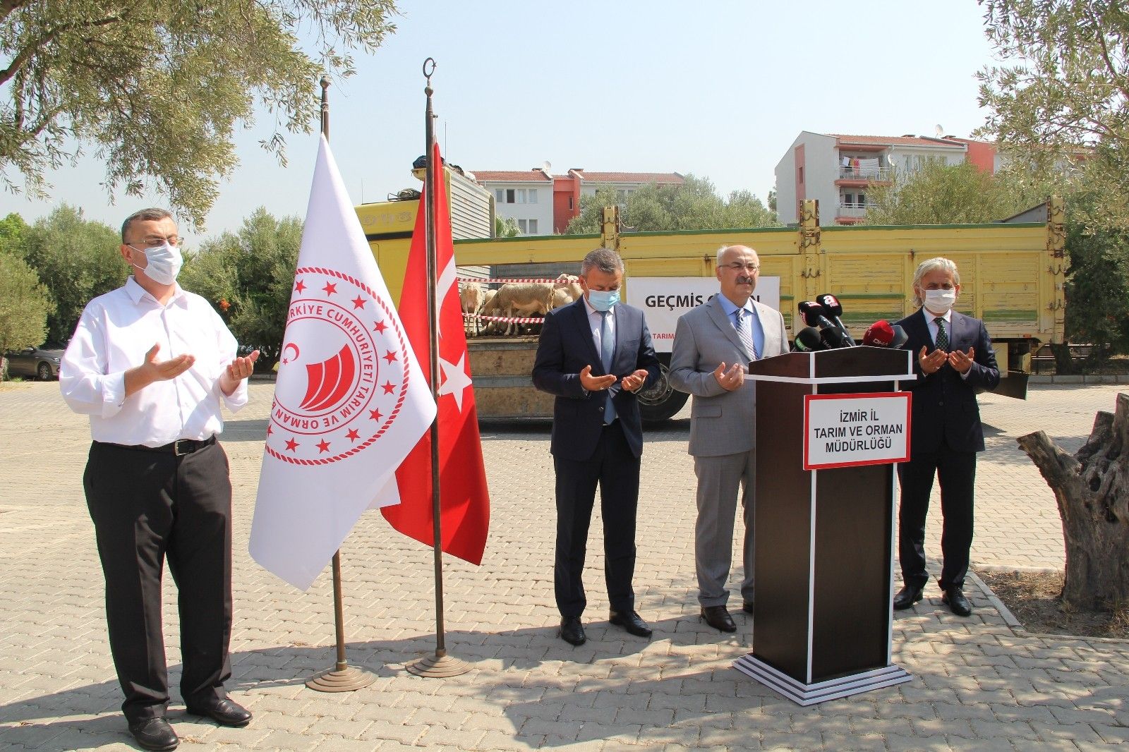 Afetzedelere İzmir'den hayvan ve yem bağışı