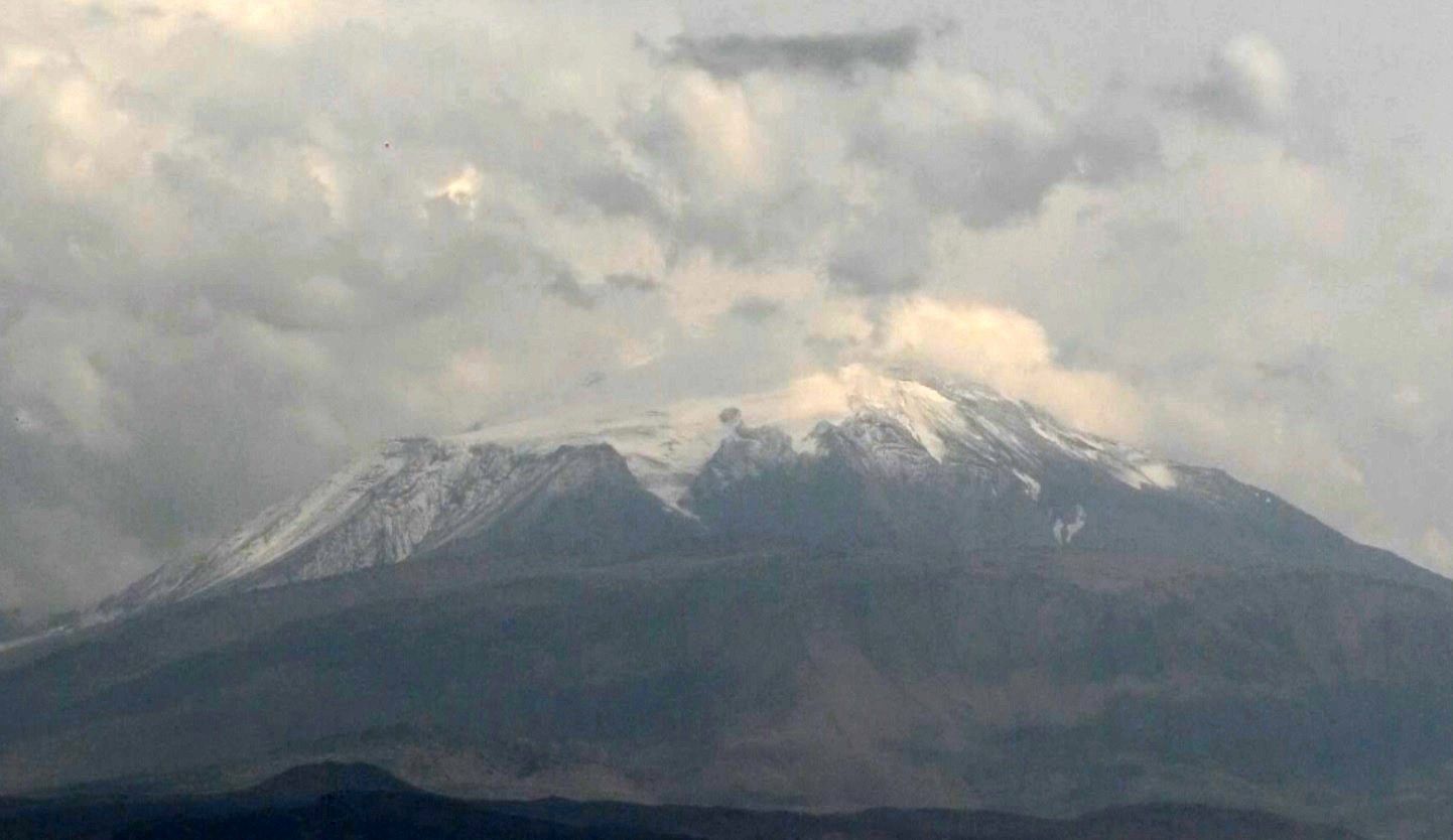 Ağrı Dağı'na kar yağdı