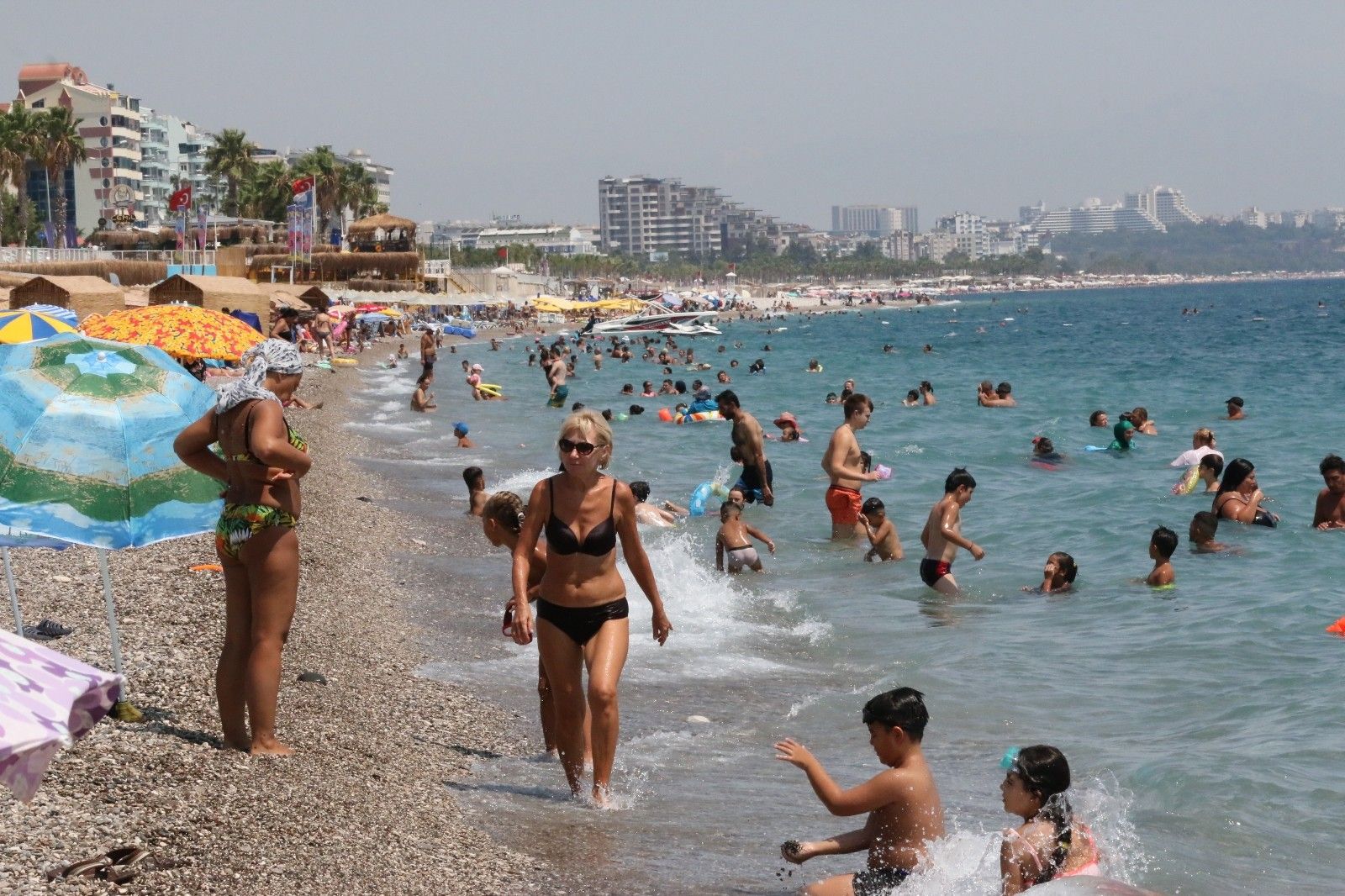 Antalya'da sahiller tıklım tıklım doldu