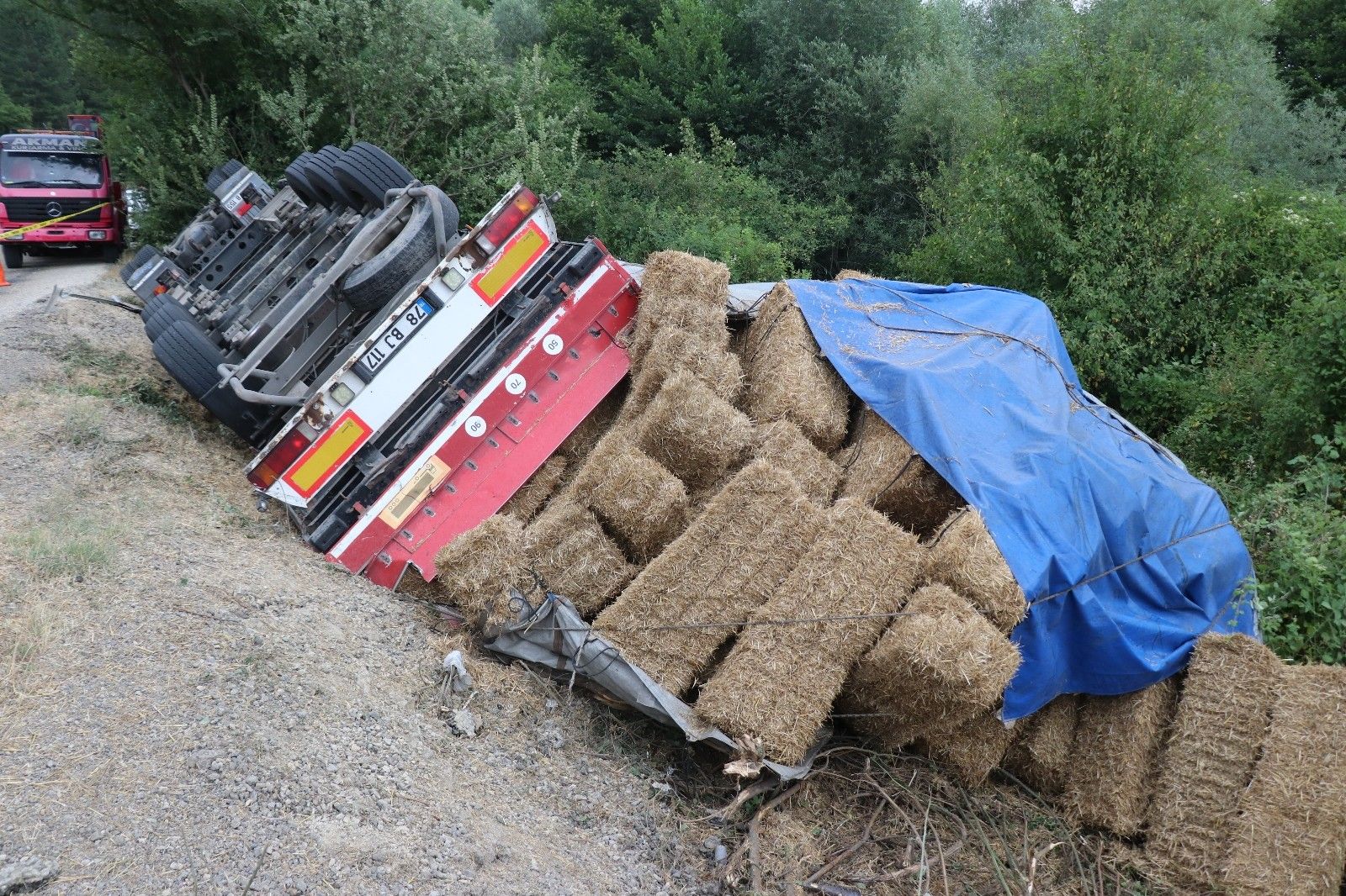 Bolu'da, tır şarampole devrildi, sürücü hayatını kaybetti
