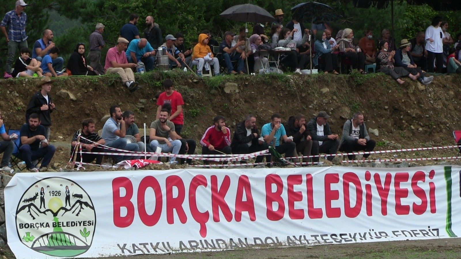 Çamur deryasında geleneksel boğa güreşi