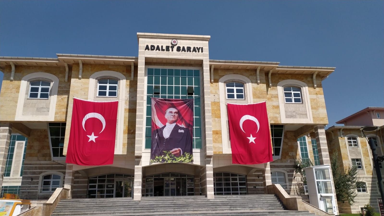 Kocasını bıçaklayıp öldürdü