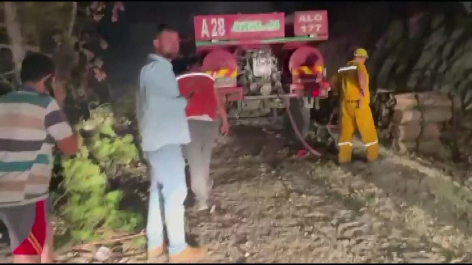 Düşen yıldırım ormanlık alanda yangına sebep oldu