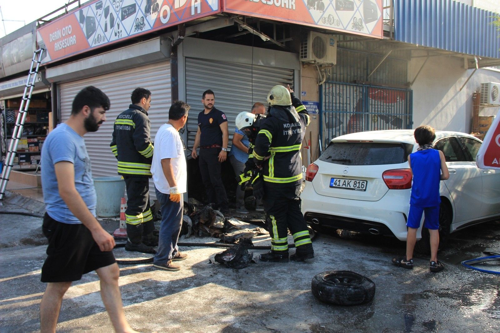 Elektrik arızası dükkanı yaktı
