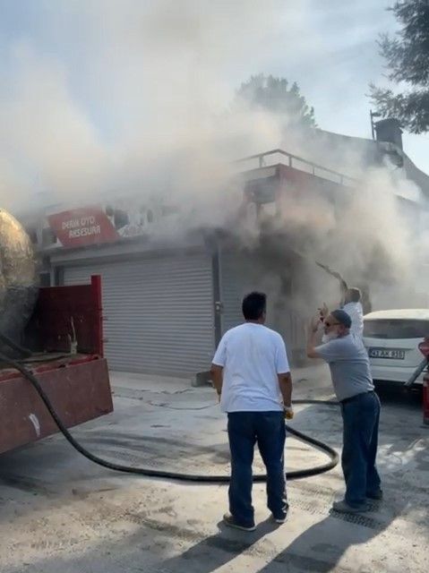 Elektrik arızası dükkanı yaktı