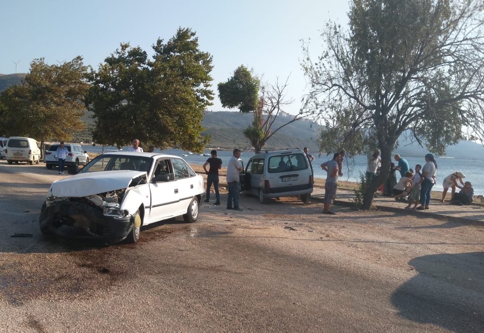 Erdek'te iki otomobil kafa kafaya çarpıştı: 8 yaralı