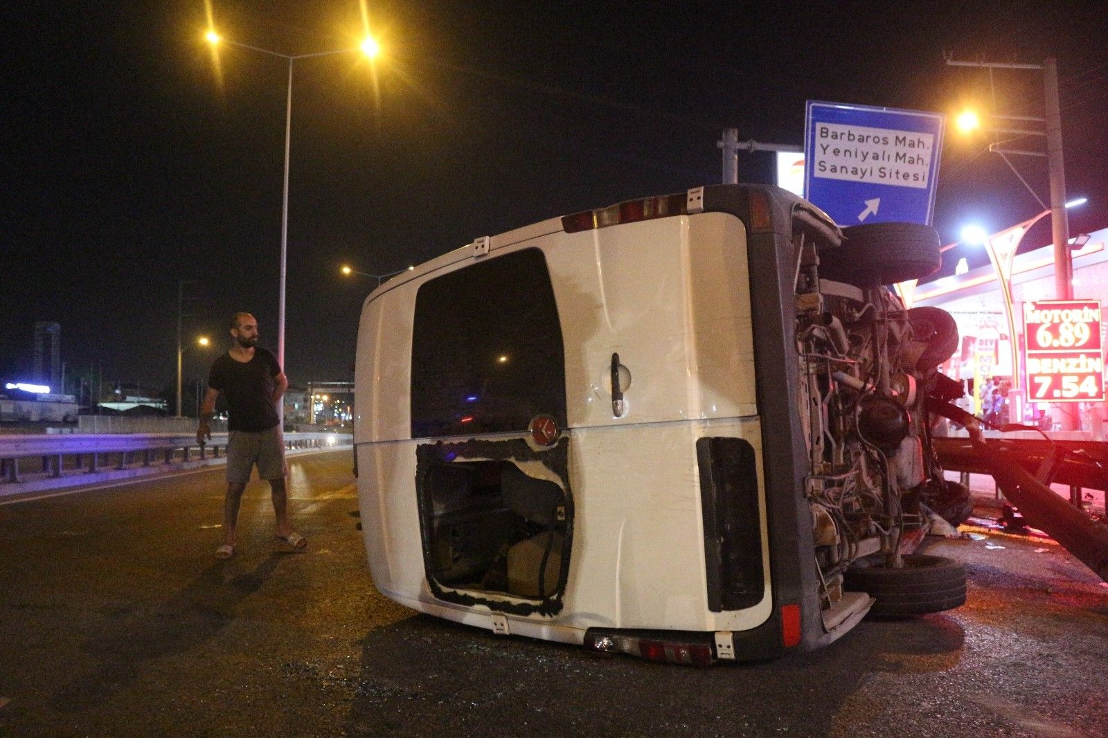 Fabrika işçilerini taşırken devrilen servisin görüntüleri çıktı