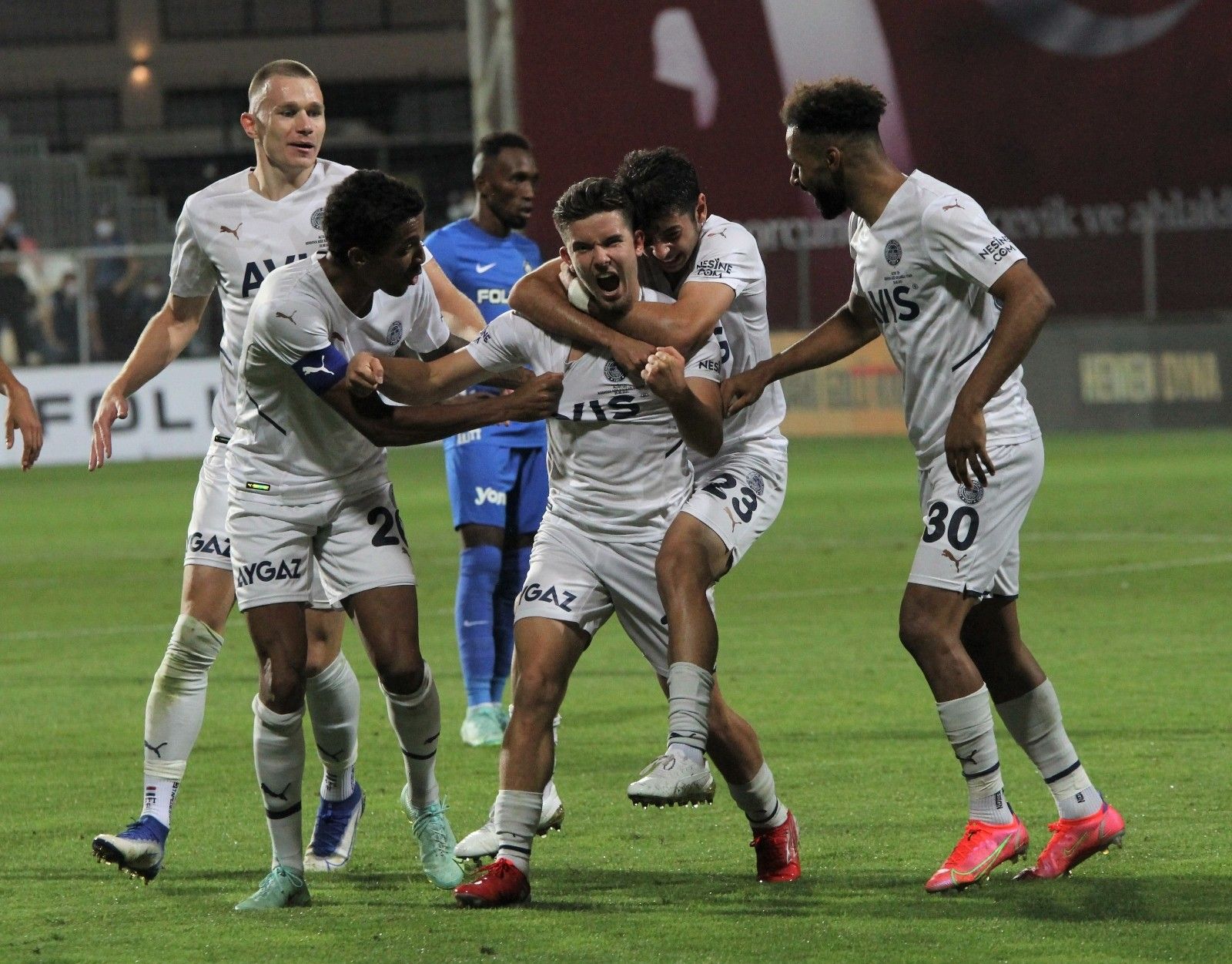 Fenerbahçe, Altay'ı 2 golle mağlup etti