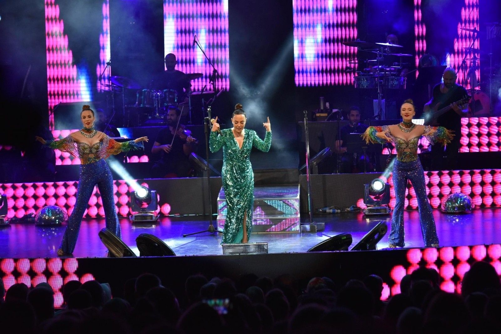 Festivale Ebru Gündeş'le muhteşem final