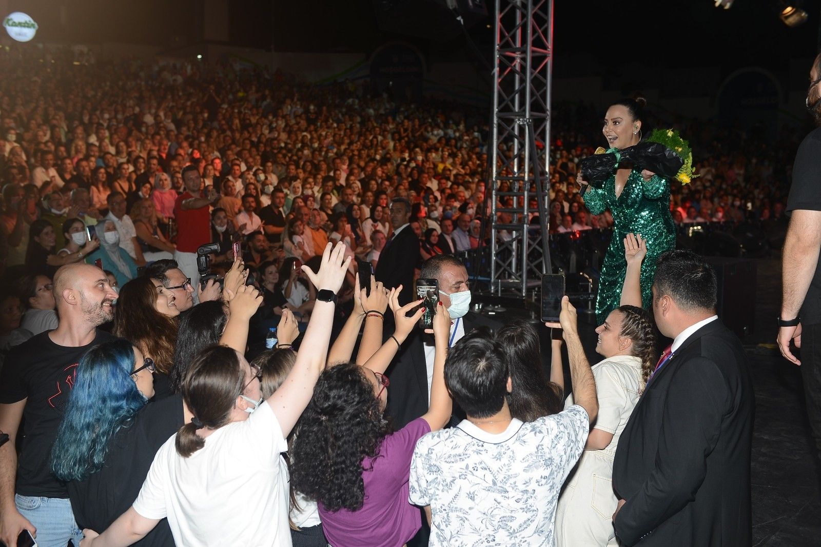 Festivale Ebru Gündeş'le muhteşem final