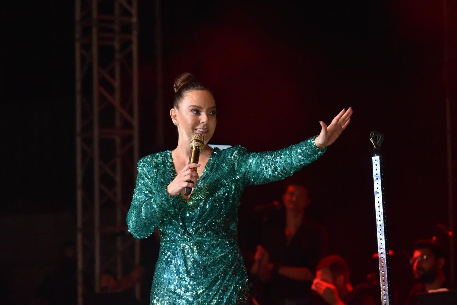 Festivale Ebru Gündeş'le muhteşem final