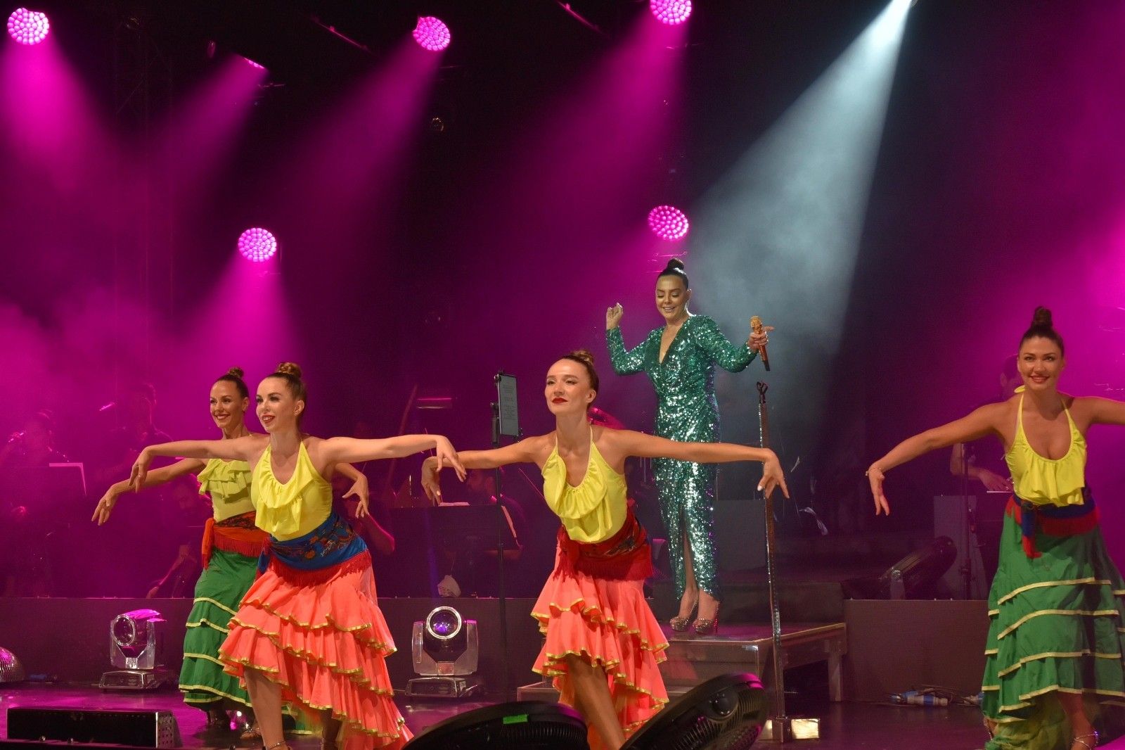 Festivale Ebru Gündeş'le muhteşem final
