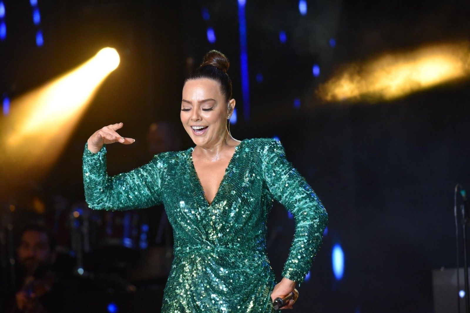 Festivale Ebru Gündeş'le muhteşem final