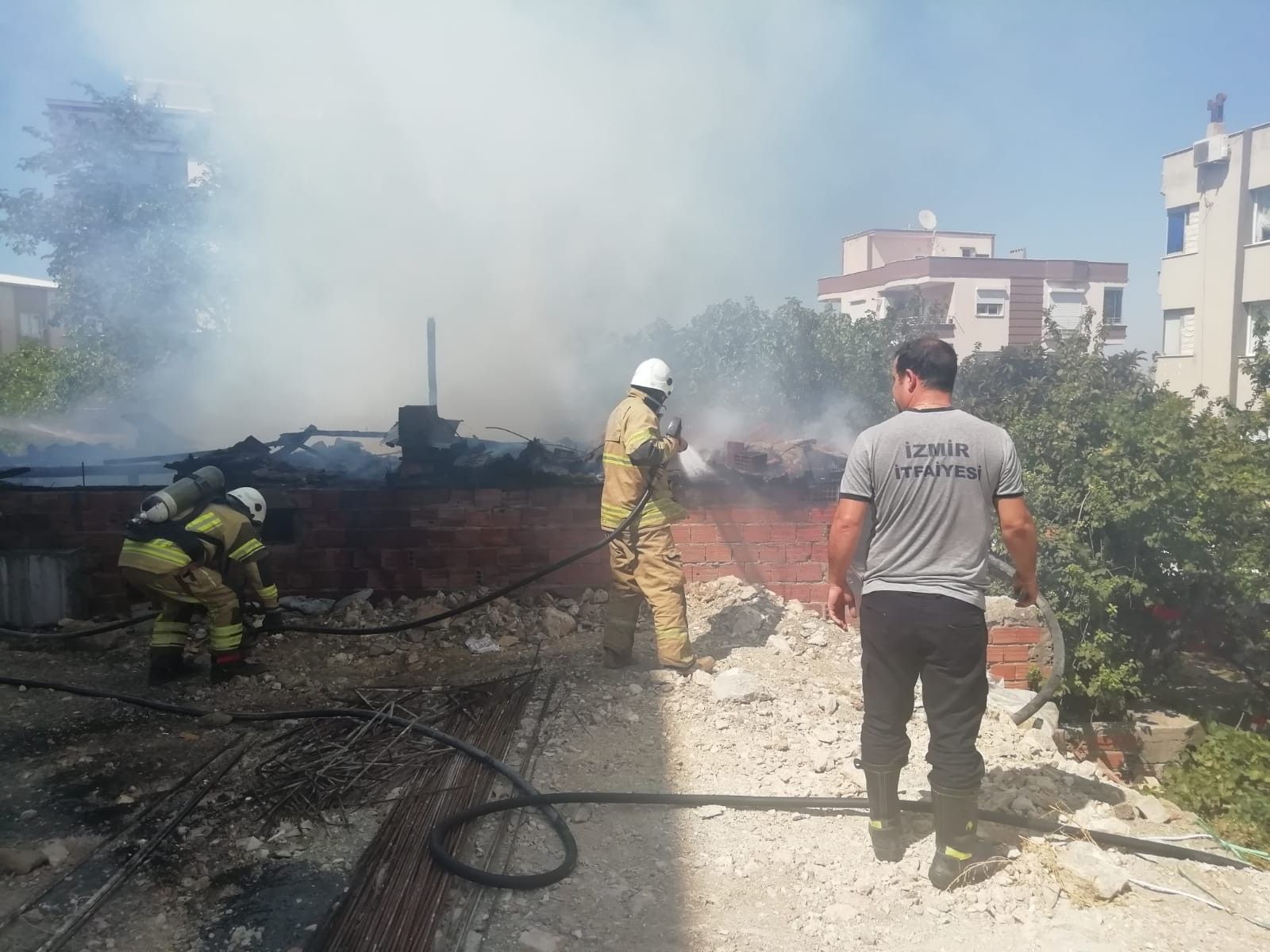 İzmir Aliağa'da metruk evde çıkan yangın söndürüldü