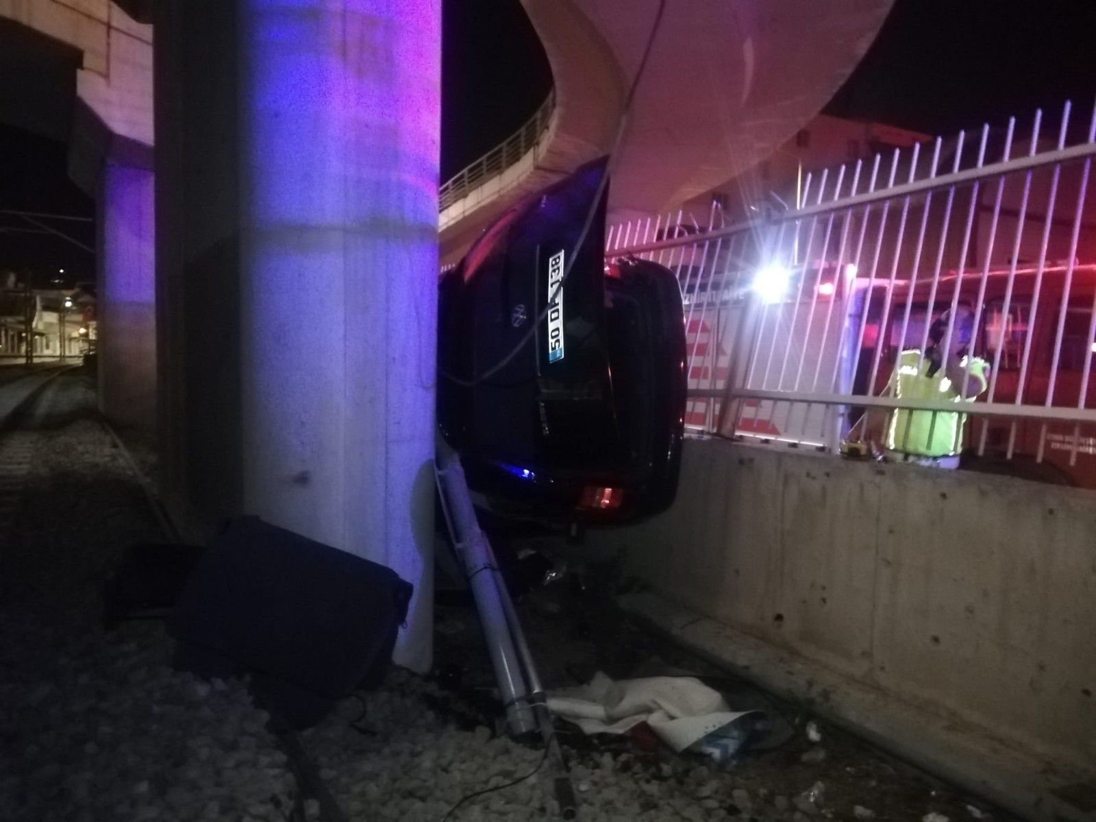 İzmir'de araç viyadükten tren yoluna uçtu: 1 ölü, 5 yaralı
