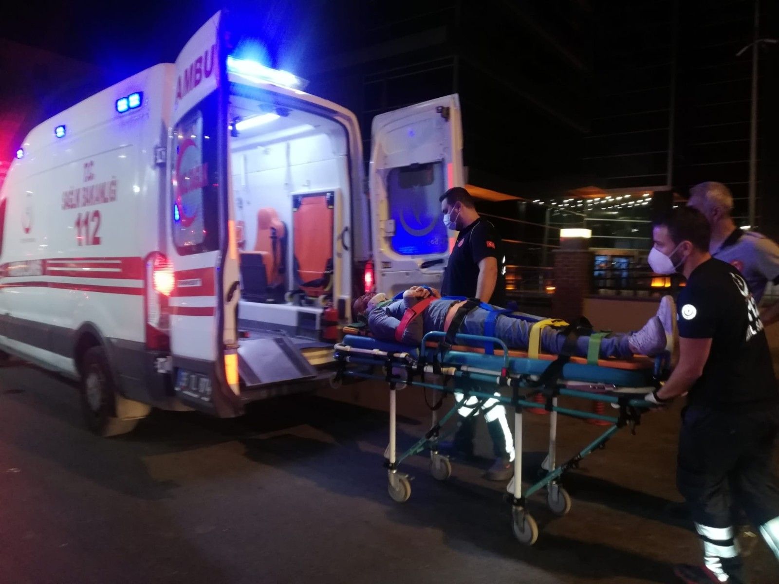 İzmir'de araç viyadükten tren yoluna uçtu: 1 ölü, 5 yaralı