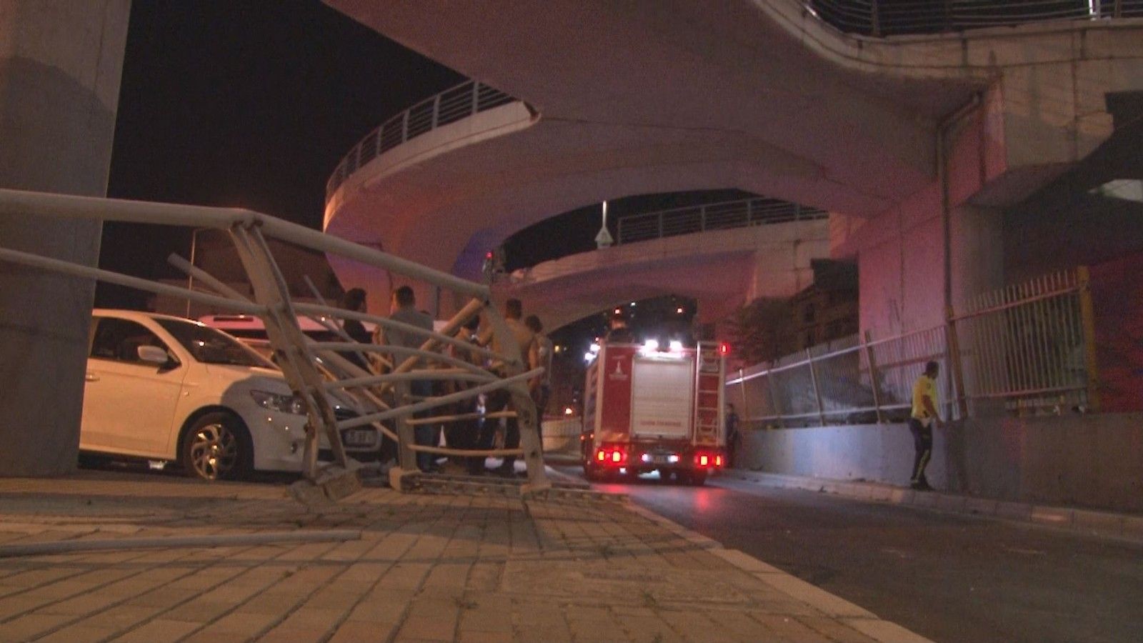 İzmir'de araç viyadükten tren yoluna uçtu: 1 ölü, 5 yaralı