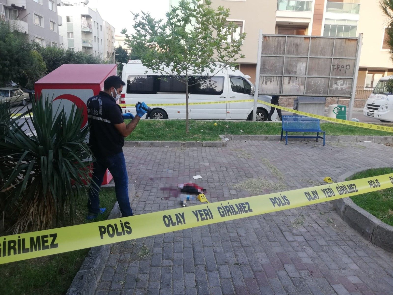 İzmir'de parkı kana buladılar: 1 ölü, 3 yaralı