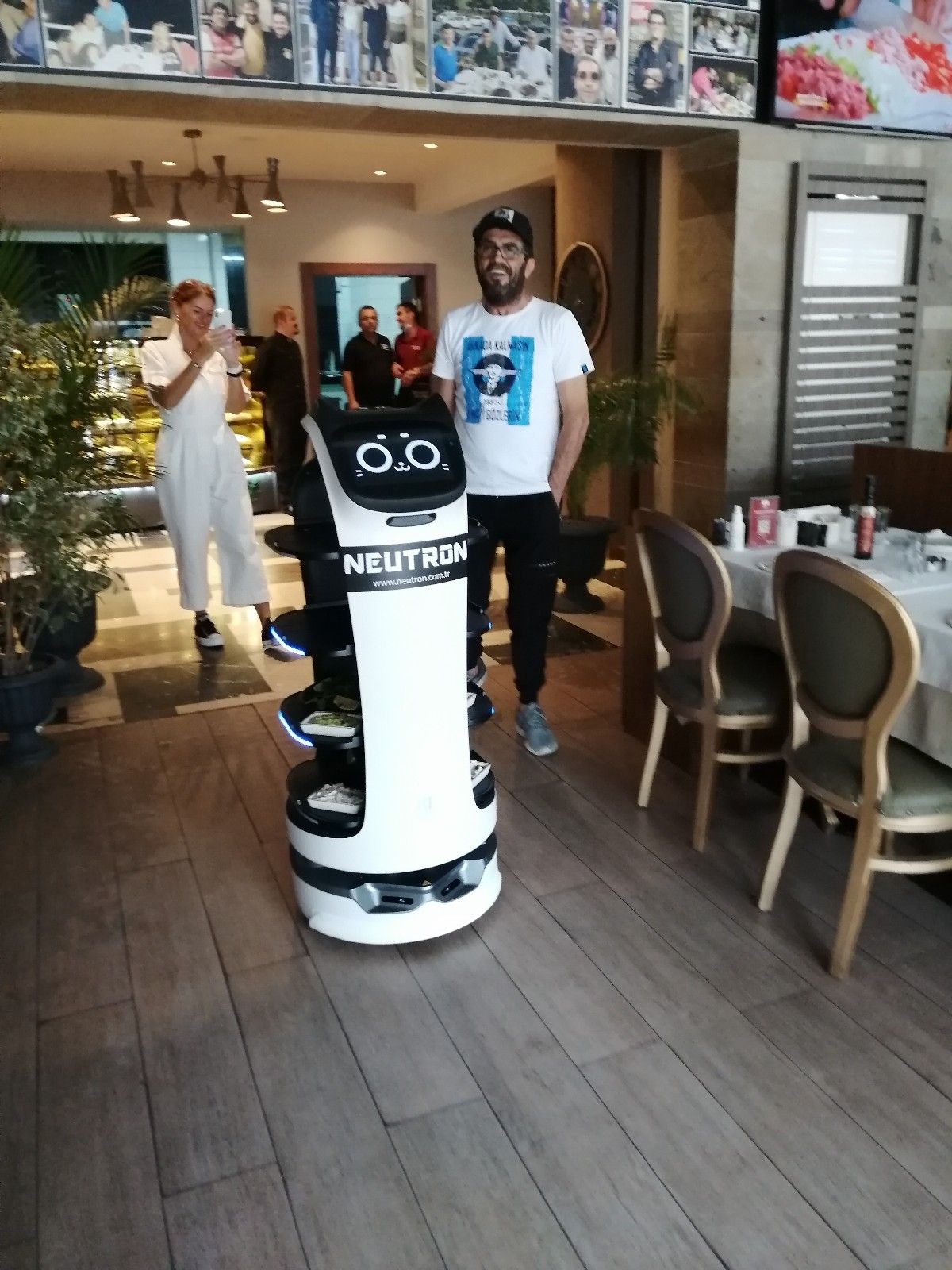 Kebapçıda robot garson ile servis dönemi