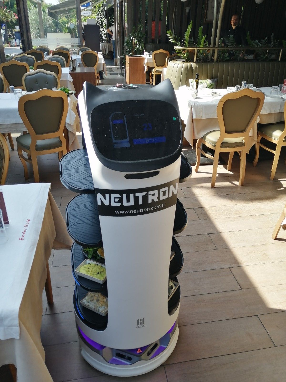Kebapçıda robot garson ile servis dönemi