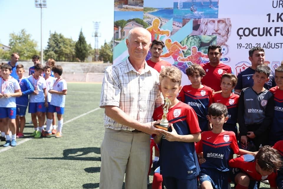 Klazomenai Çocuk Futbol Turnuvası'nın şampiyonu Salihlispor