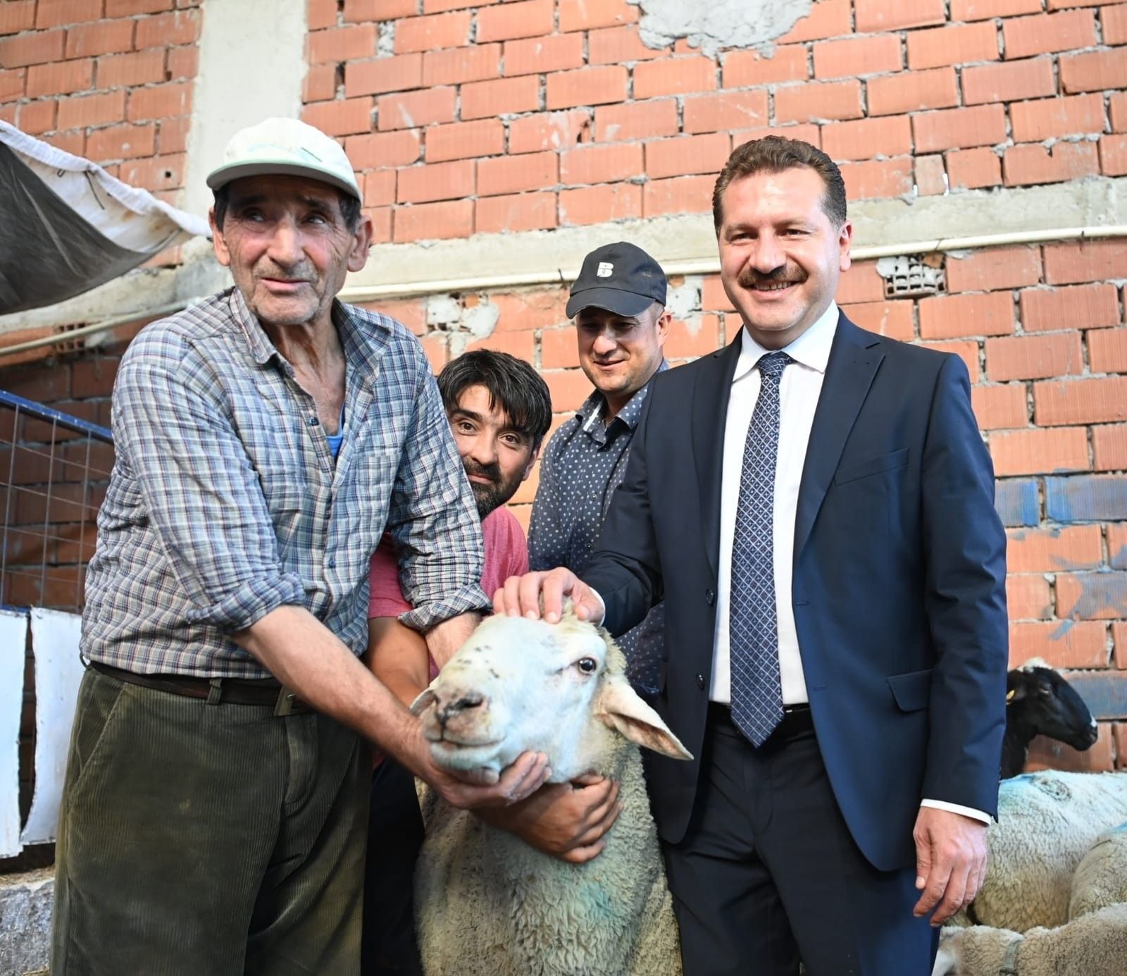 Koyunları yanan çiftçiye destek