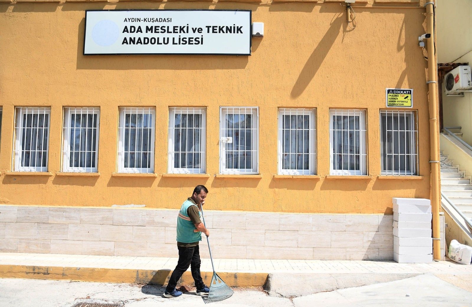 Kuşadası Belediyesi okulları yeni eğitim yılına hazırlıyor