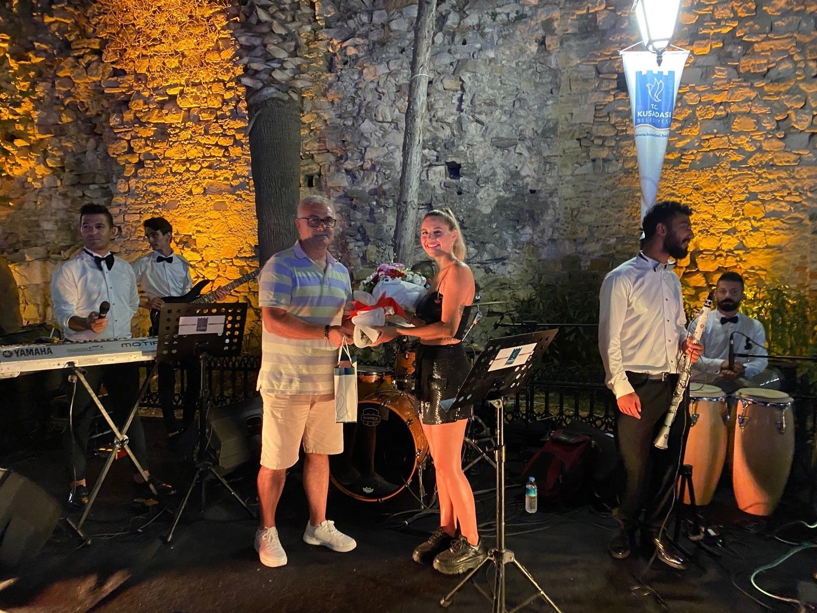 Kuşadası'nın turistik çarşıları konserlerle şenleniyor