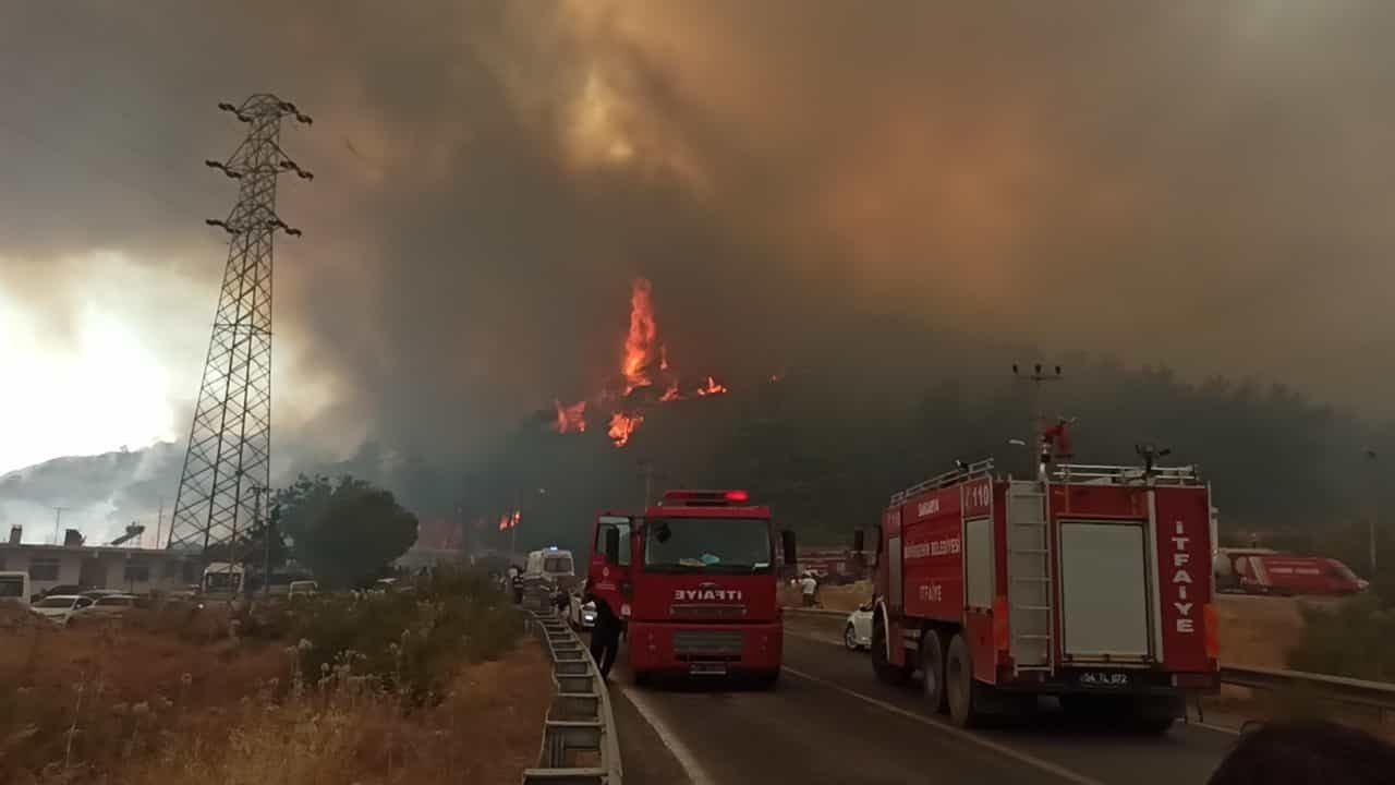 Marmaris Hisarönü tahliye ediliyor