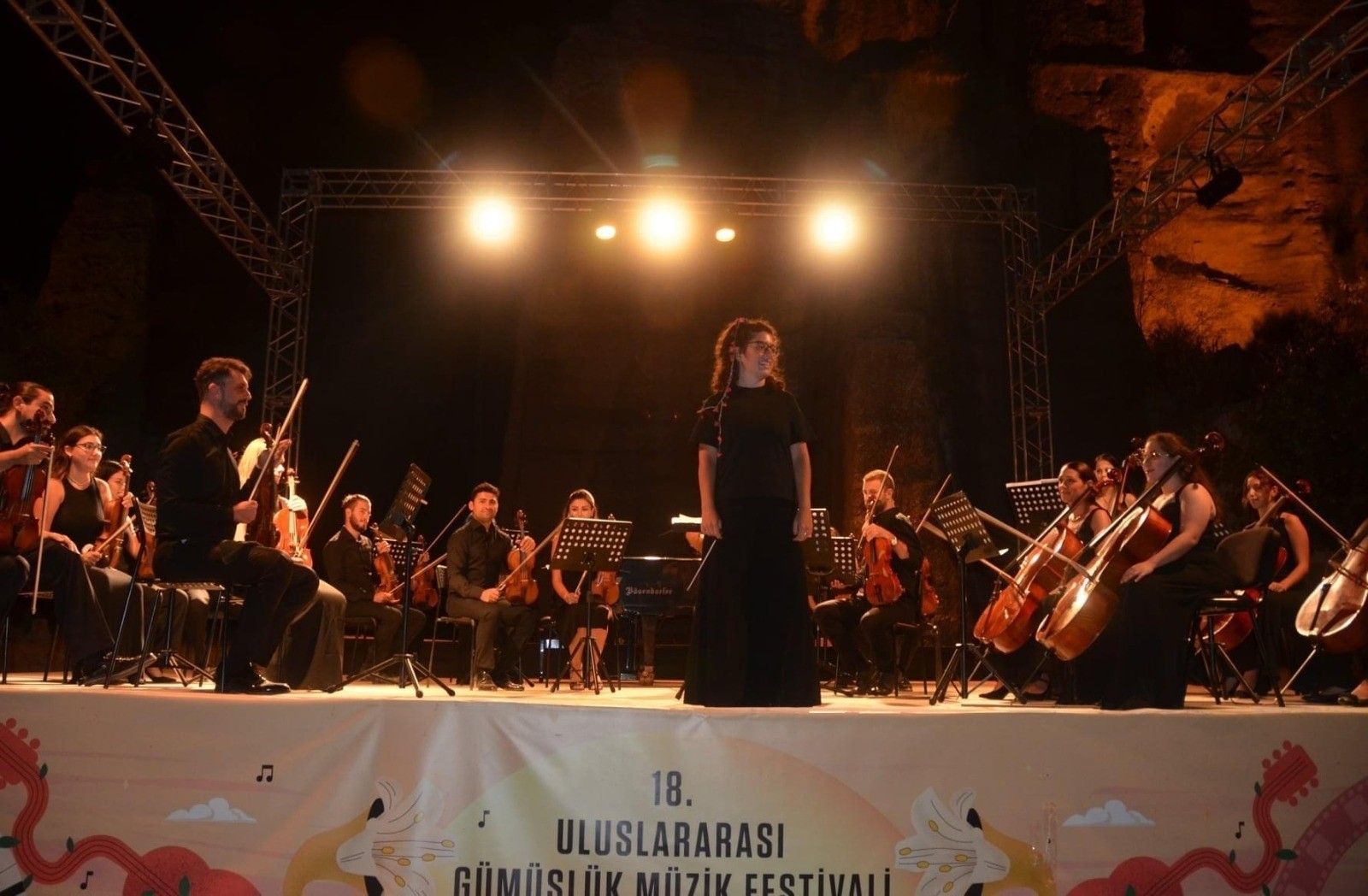 El Ele Müzik Senfoni Orkestrası'ndan Gümüşlük'te konser