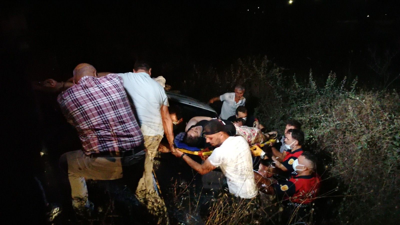 Şarampole uçan otomobilde 4 yaralı