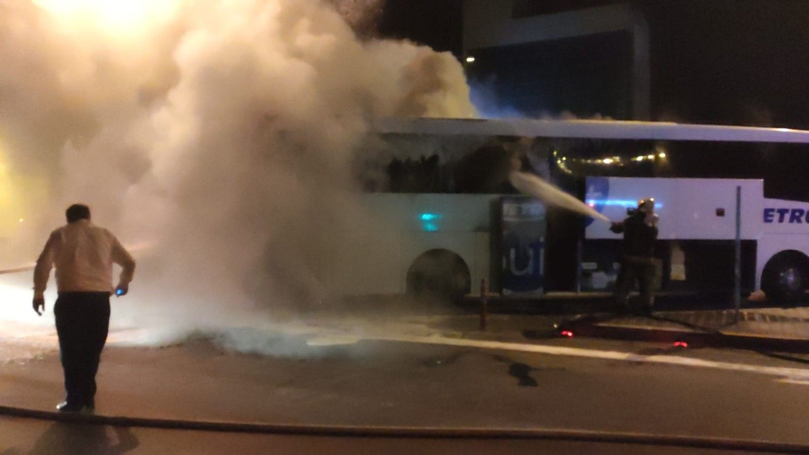 Yanan yolcu otobüsü kullanılmaz hale geldi