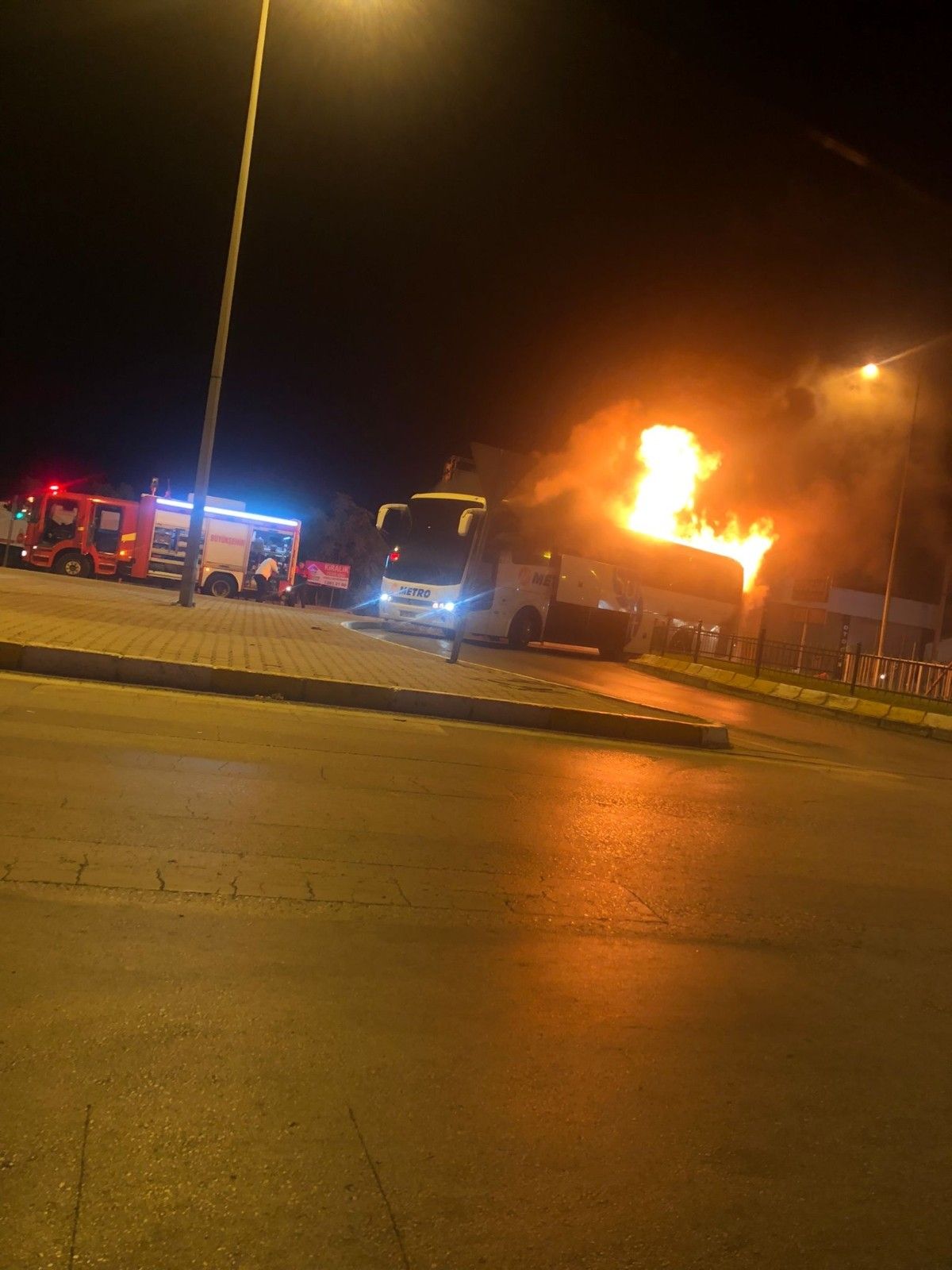 Yanan yolcu otobüsü kullanılmaz hale geldi