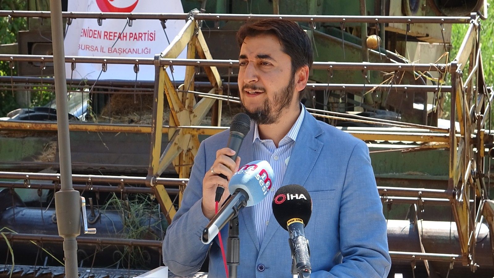 Yeniden Refah Partisi, tarlada tarım yapıyor