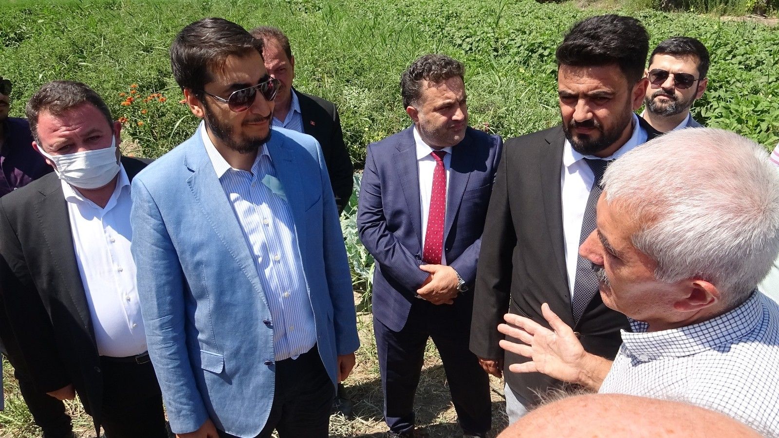 Yeniden Refah Partisi, tarlada tarım yapıyor