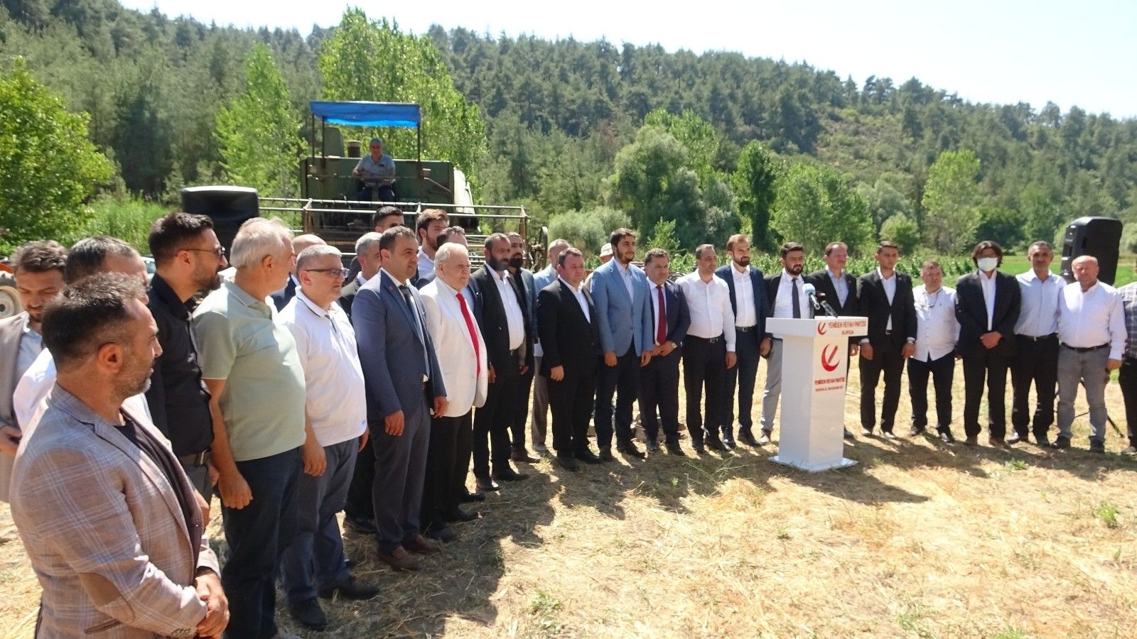 Yeniden Refah Partisi, tarlada tarım yapıyor