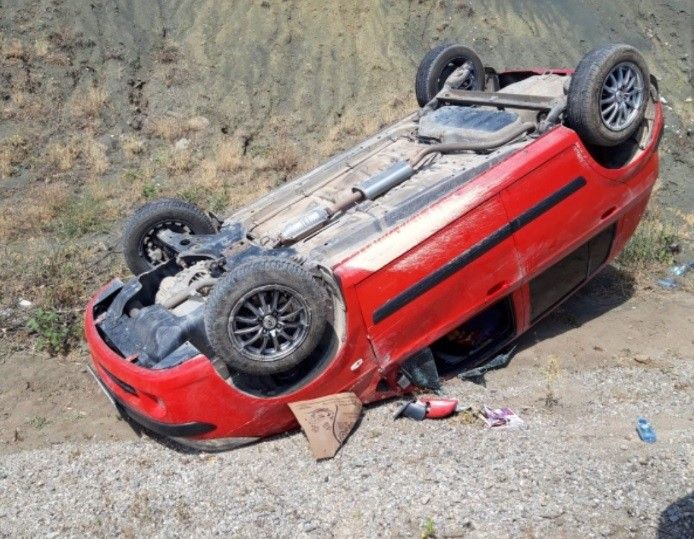 Yoldan çıkan otomobil takla attı, 2 kişi yaralandı